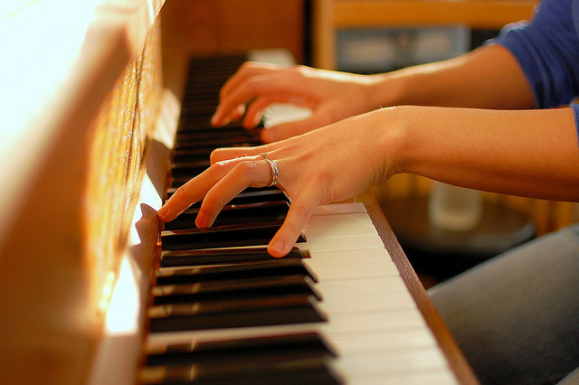 Đàn piano điện hoạt động như thế nào